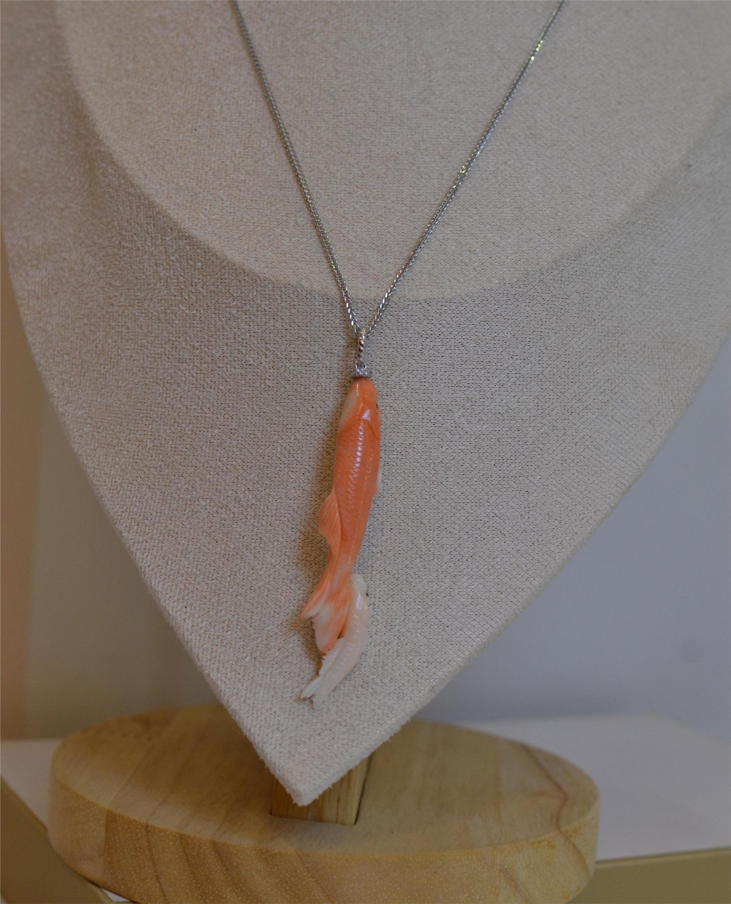 загасан сийлбэртэй кулон