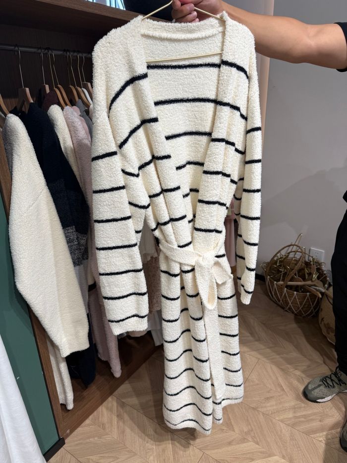 Эмэгтэй гэрийн зөөлөн, дулаан, сайн чанарын материалтай хос хувцас