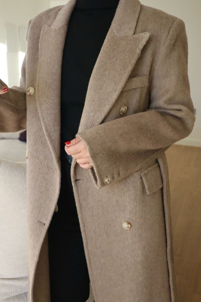 Бэлэн шаргал пальто