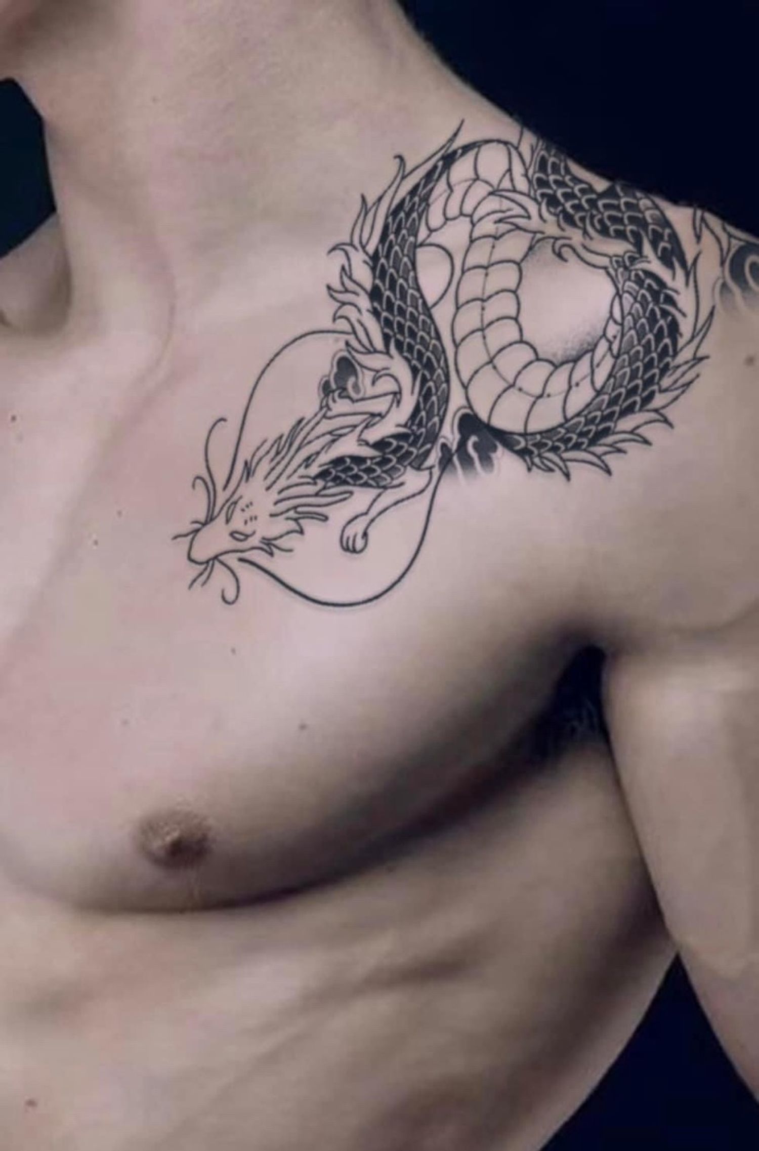 Эрэгтэй мөр, нурууны усан шивээс