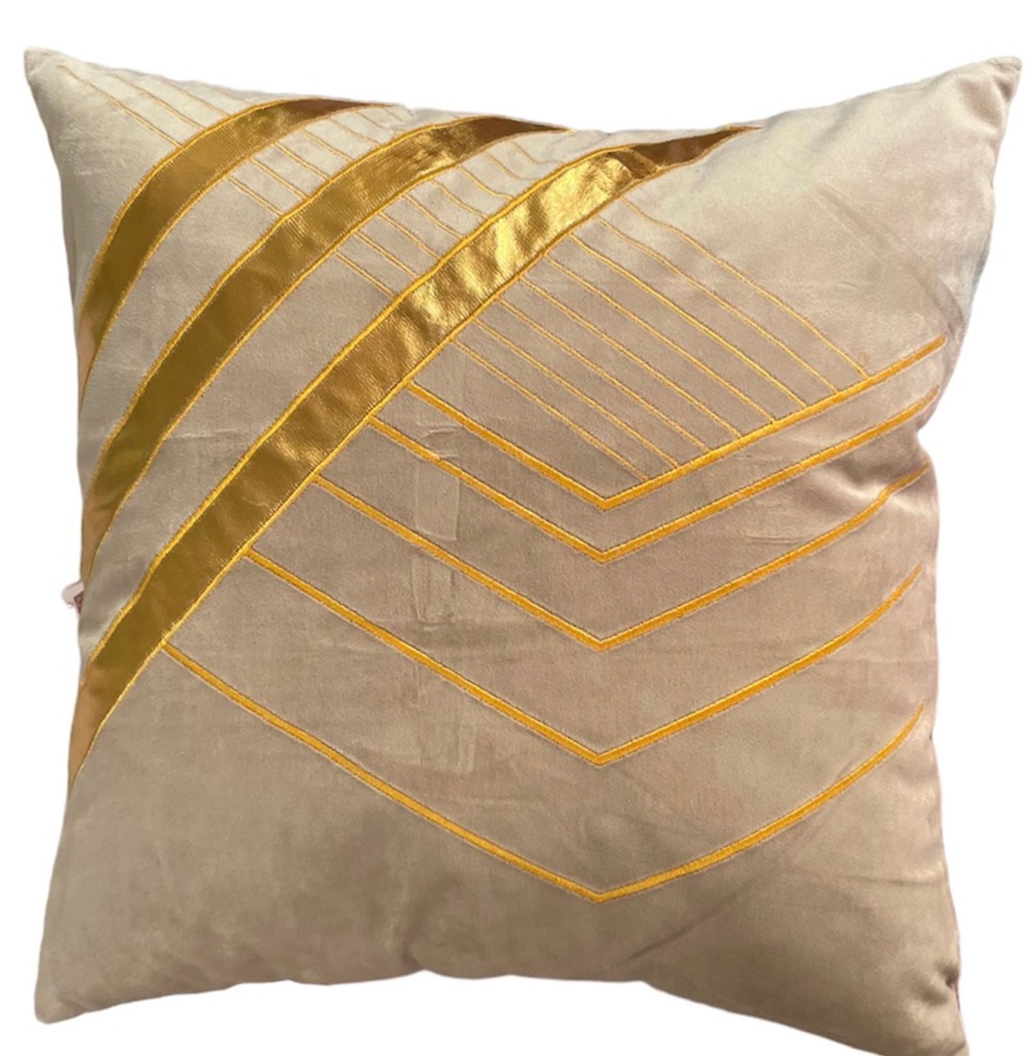 Цайвар шаргал дээр хатгамалтай