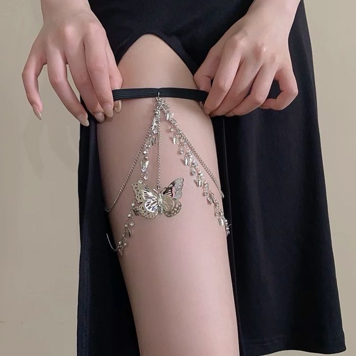 Гуяны зүүлт мөнгөлөг эрвээхэйтэй