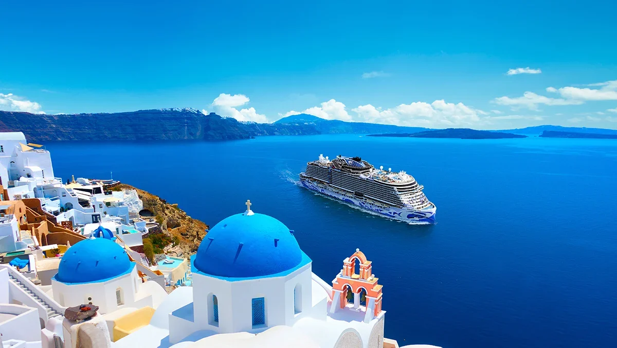 Круиз аялал нь бусад аяллаас дараах онцлогуудаараа ялгардаг: