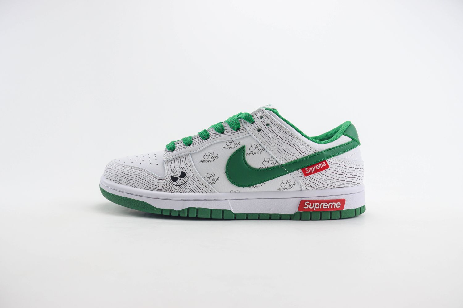 Nike SB Dunk Low x supreme 107