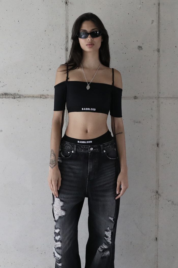 Small Logo Off Shoulder 1/2 Tee Bra - Black