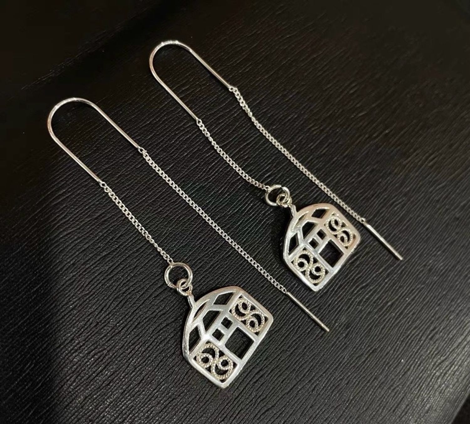 Монгол ээмэг  