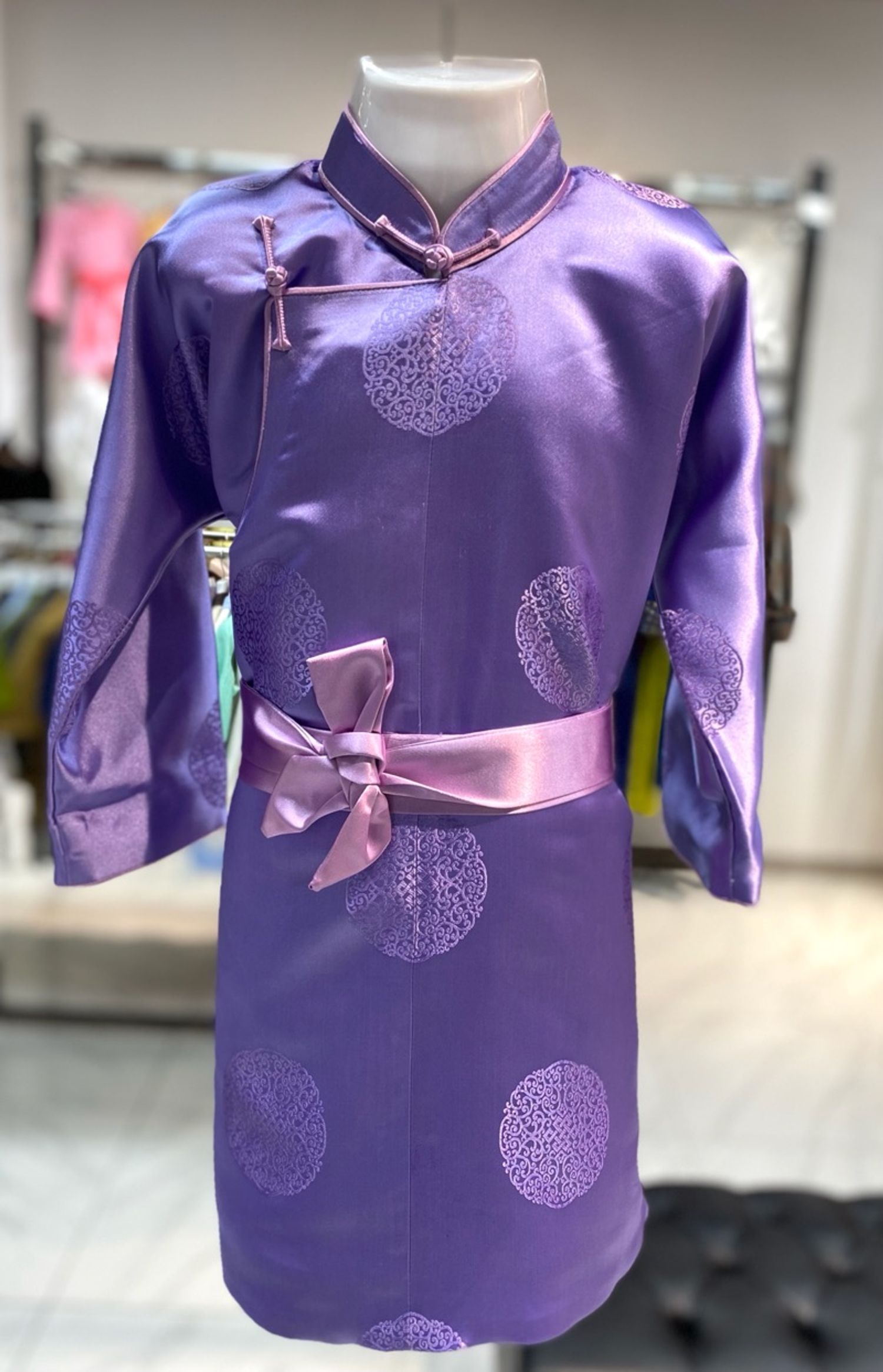 Үзмэн ягаан торгон дээл