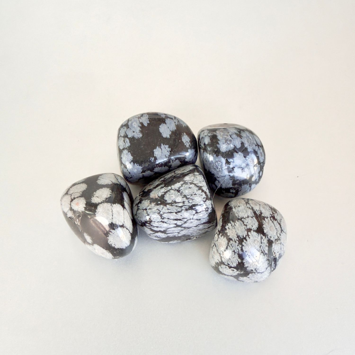 Өнгөлсөн цаст обсидиан чулуу