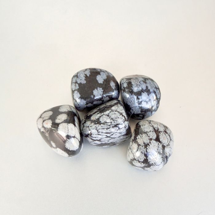 Өнгөлсөн цаст обсидиан чулуу