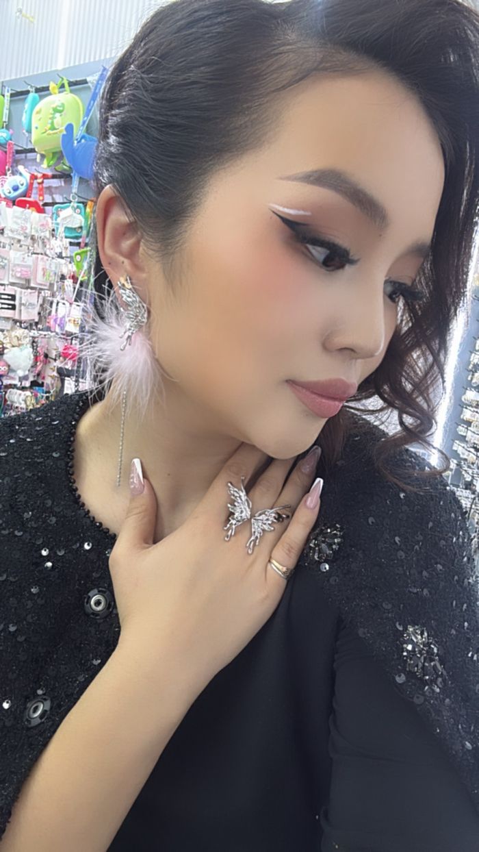 Ягаан өдтэй ээмэг