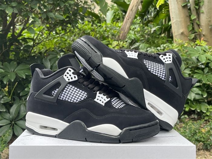 Air Jordan 4“White Thunder”