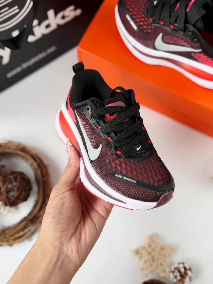 Vomero 18 Crimson Bright