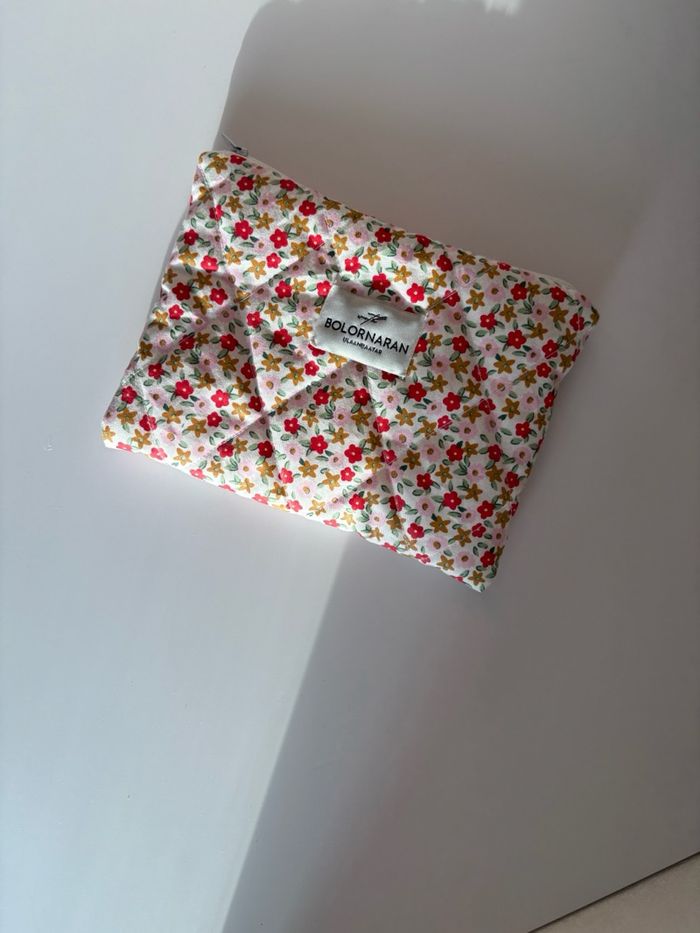 Flat red flower pouch