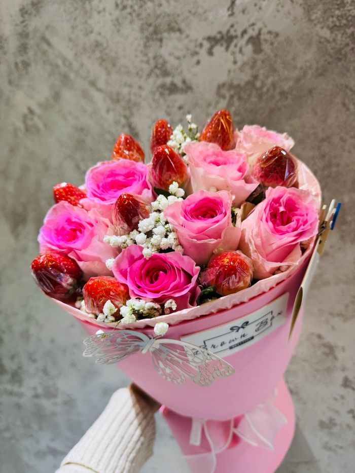 Pink roses & strawberries