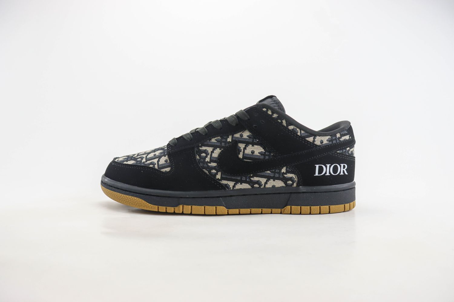 Nike SB Dunk Low x DIOR 07