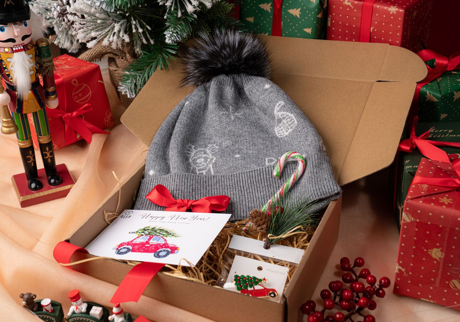 Малгайтай бэлгийн багц /пон пон/