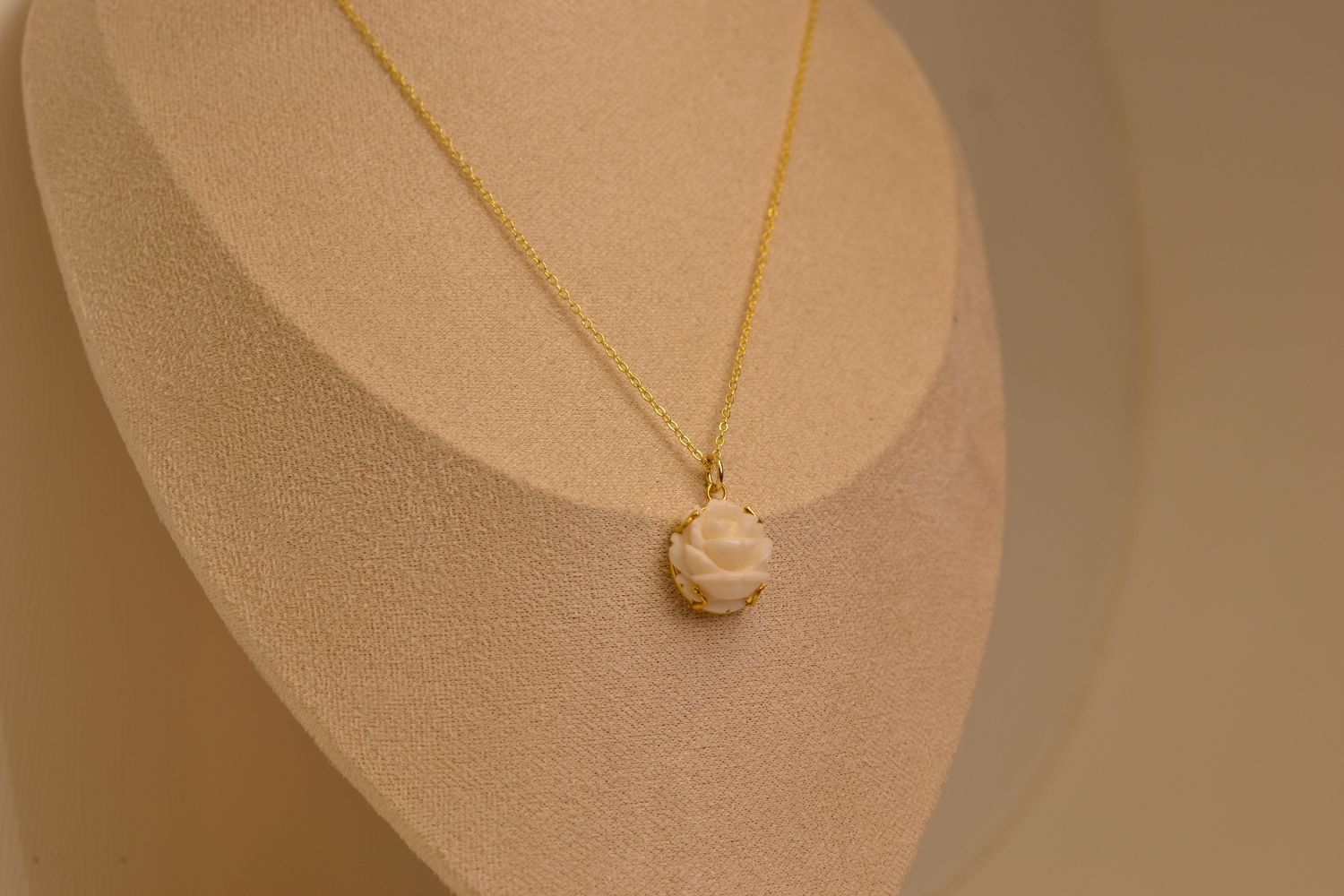 цагаан шүрэн кулон