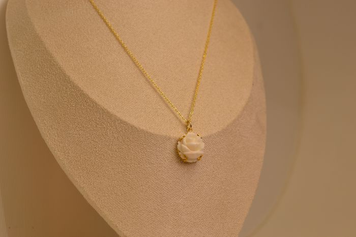 цагаан шүрэн кулон