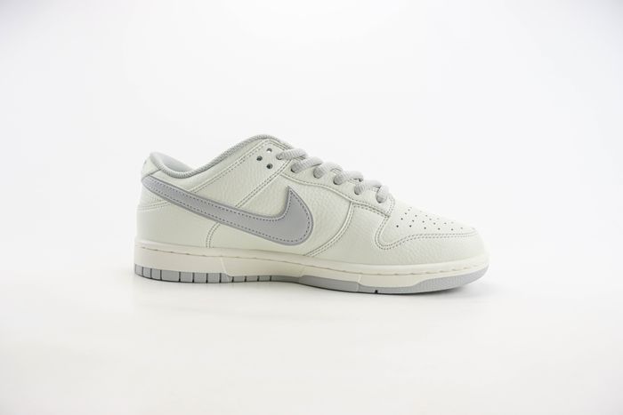 Nike Dunk SB Low x  Undefeated 06