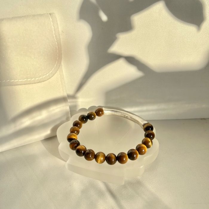 Барын нүд, мөнгөн бугуйвч