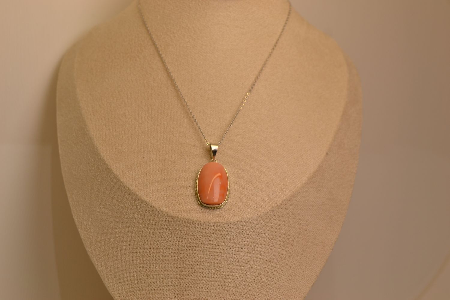 ягаан шүрэн кулон