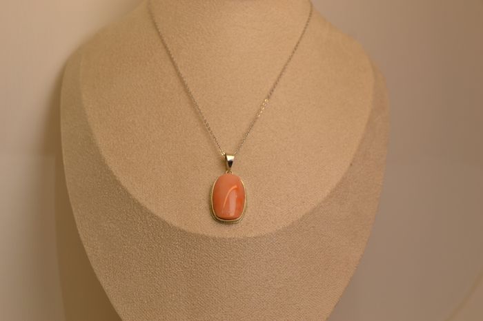 ягаан шүрэн кулон