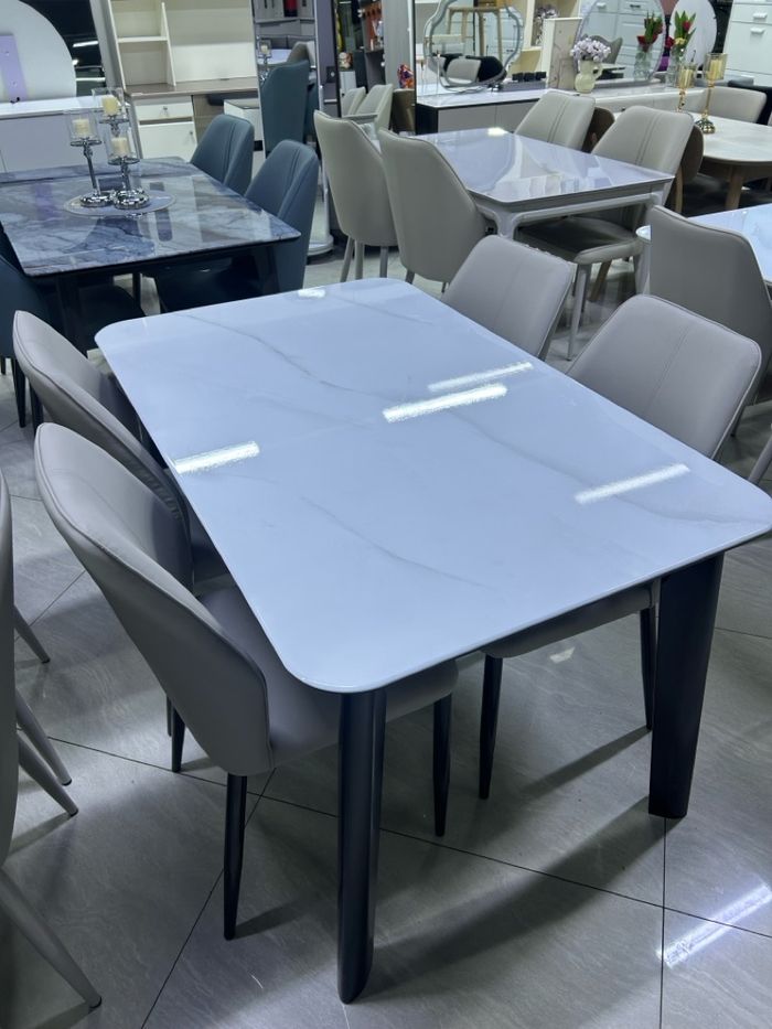 Чулуун тавцантай ширээ