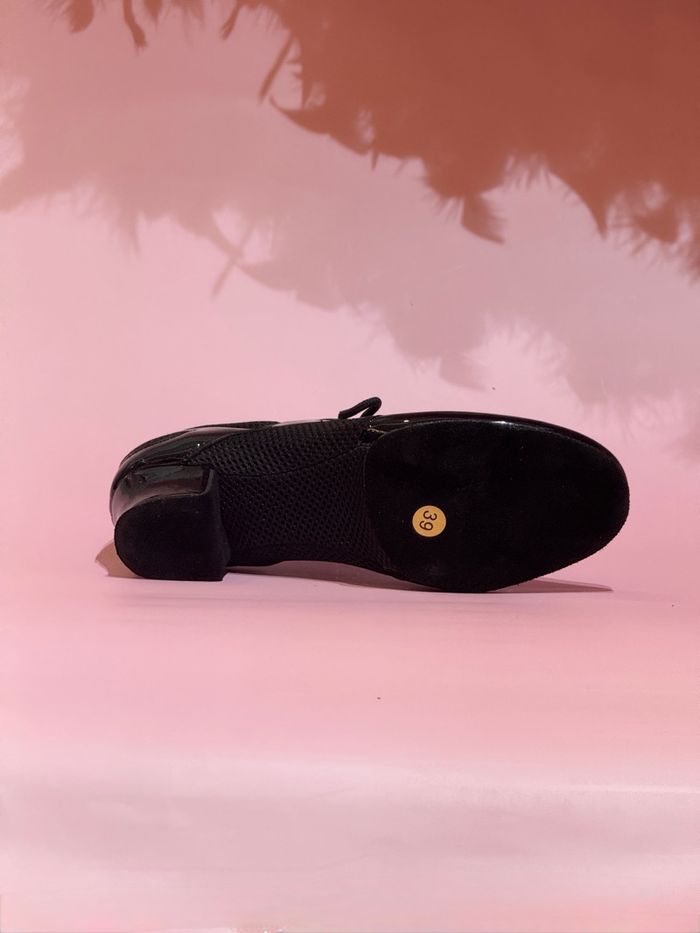 Бүжгийн гутал /бэлтгэлийн лакан/