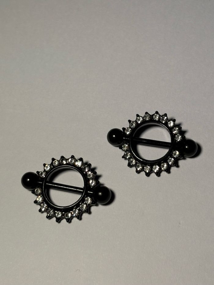 Хөхний ээмэг