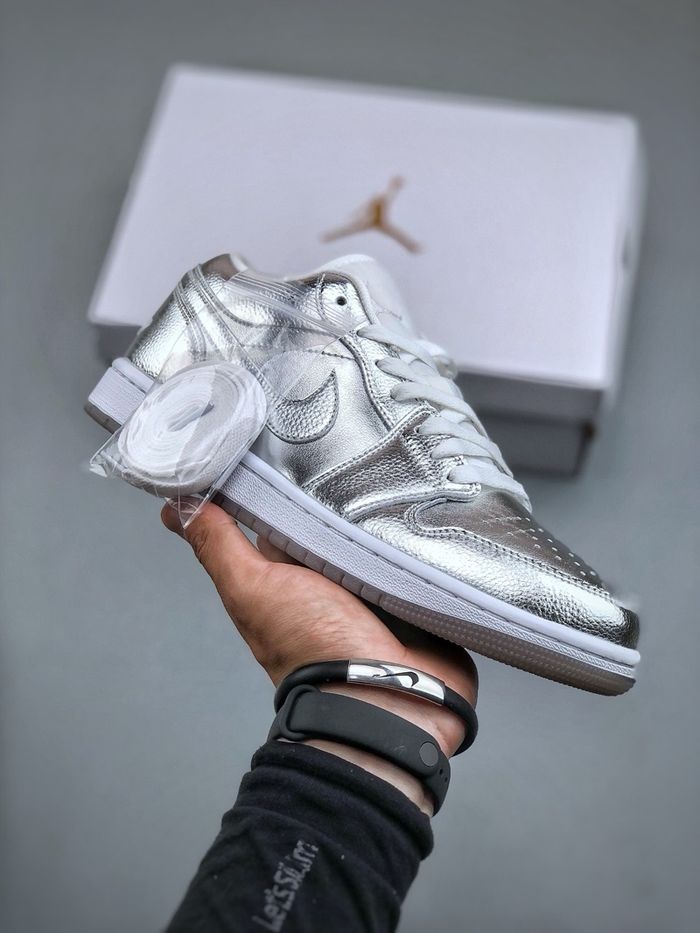 Jordan 1 Low "Metallic Silver”