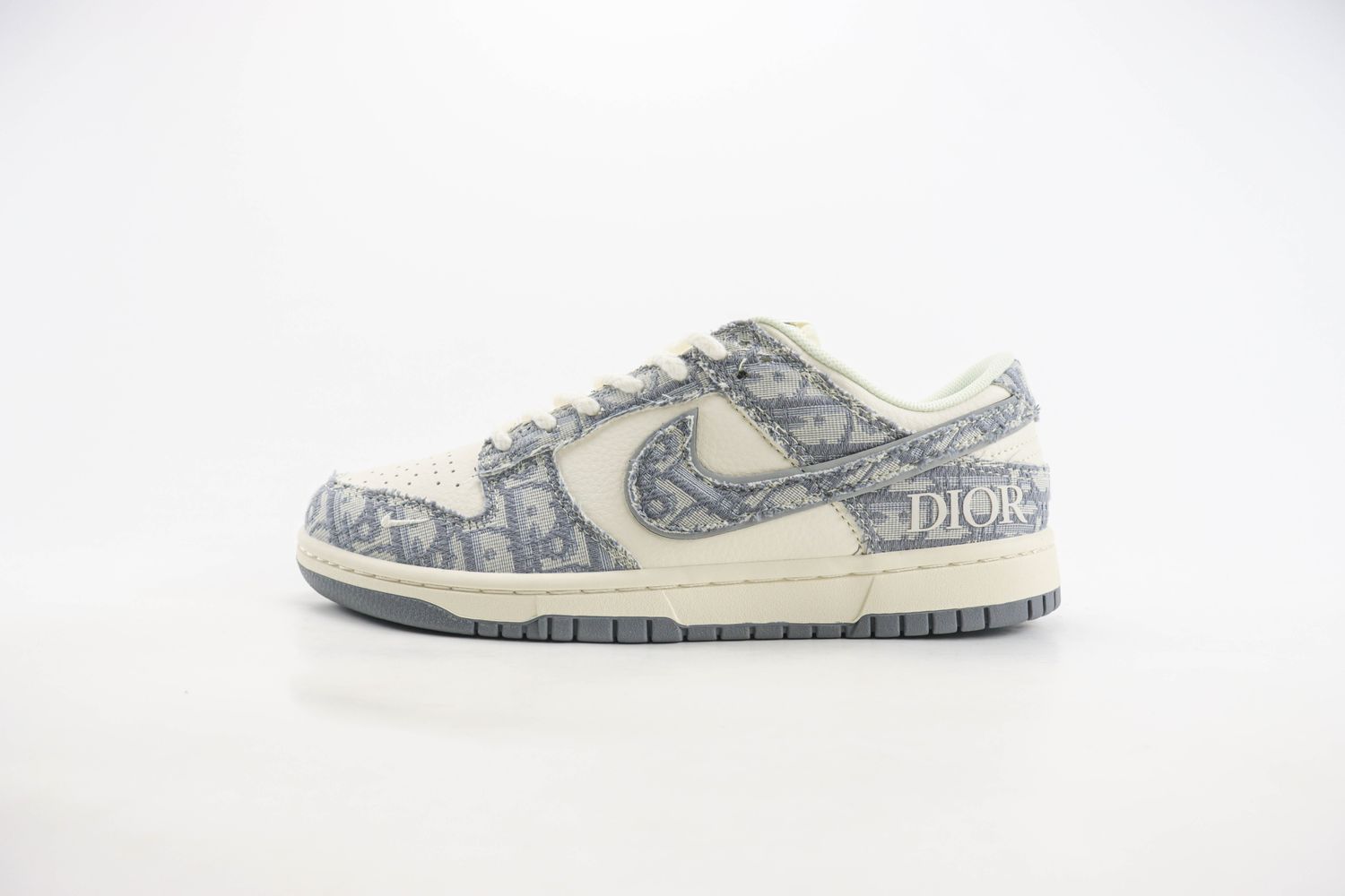  Nike SB Dunk Low x DIOR 11 