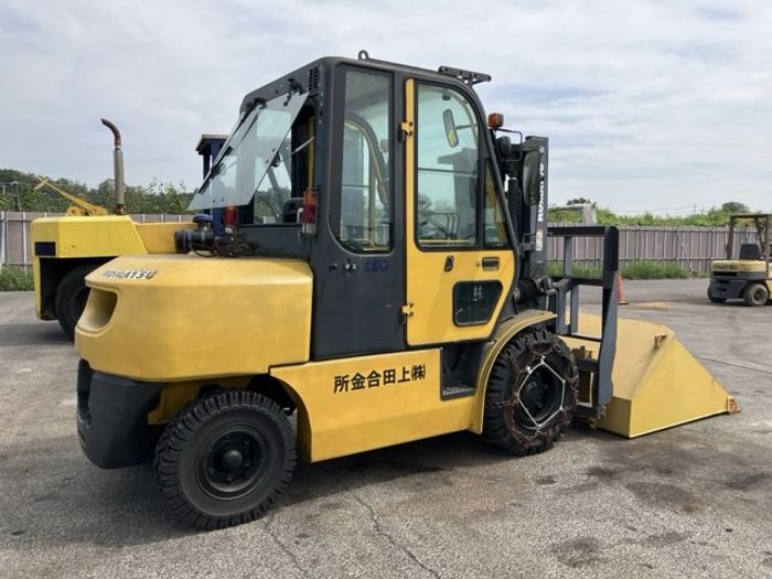 Komatsu сэрээт өргөгч