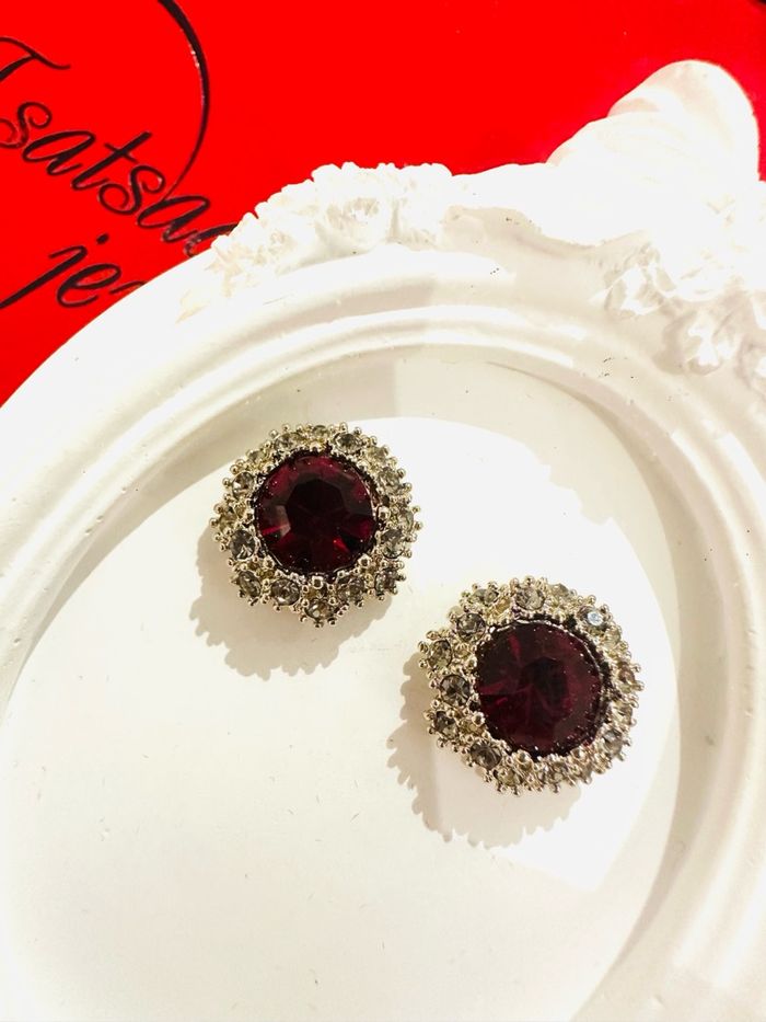 Улаан шигтгээтэй ээмэг