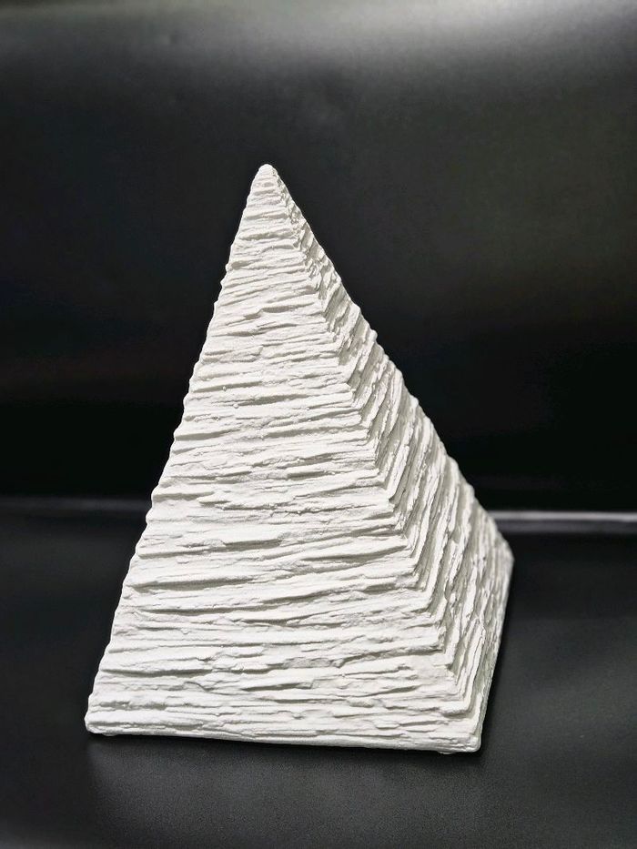 Пирамид хэлбэрийн декор жижиг