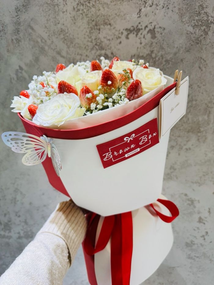 Цагаан сарнай, гүзээлзгэнэтэй баглаа