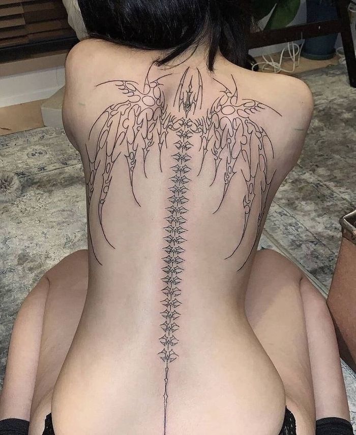 Эмэгтэй нуруу бүтэн Усан шивээс