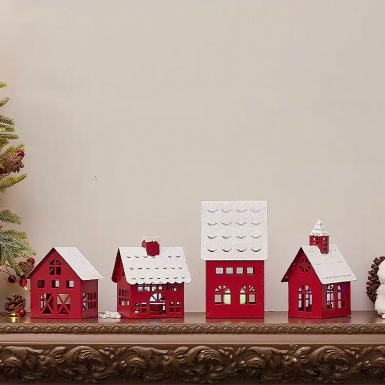 Шинэ жилийн чимэглэлийн байшин