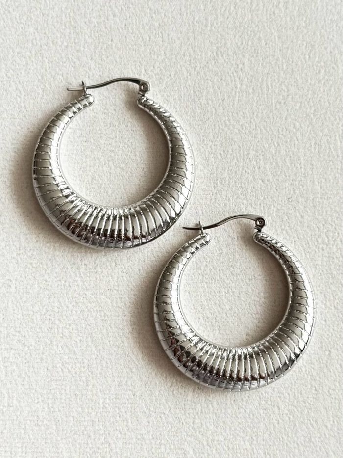 Textured hoops