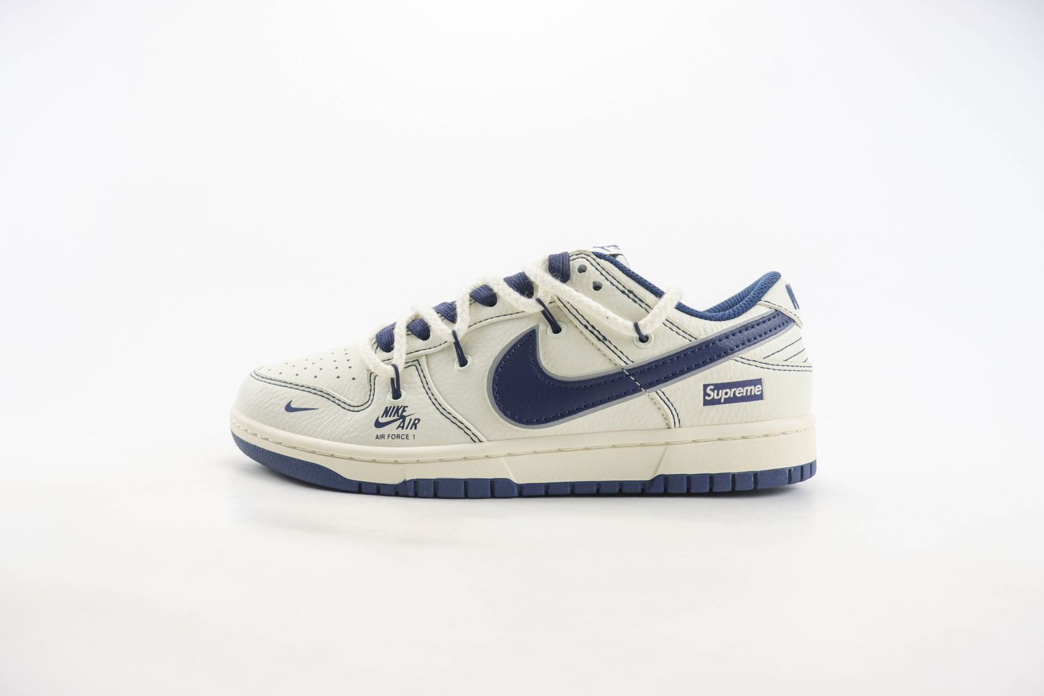  Nike SB Dunk Low x supreme 32