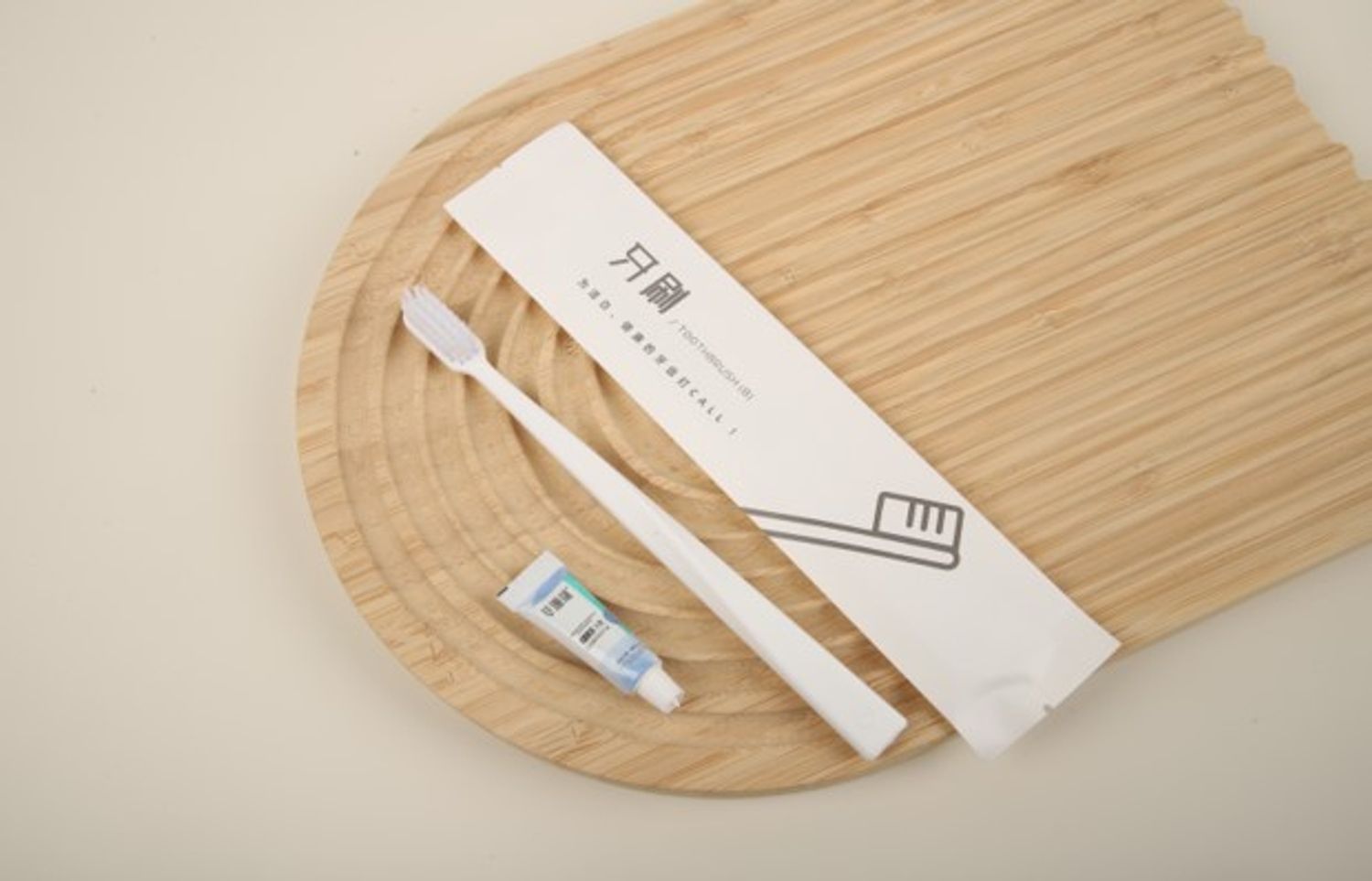 Цагаан шүршүүртэй арьсан шүдний сойз, цагаан үзүүртэй зөөлөн үс + 3 гр эмийн ургамалтай оо