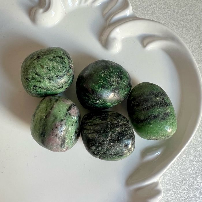 "Бадмаараг зоизит" өнгөлсөн чулуу