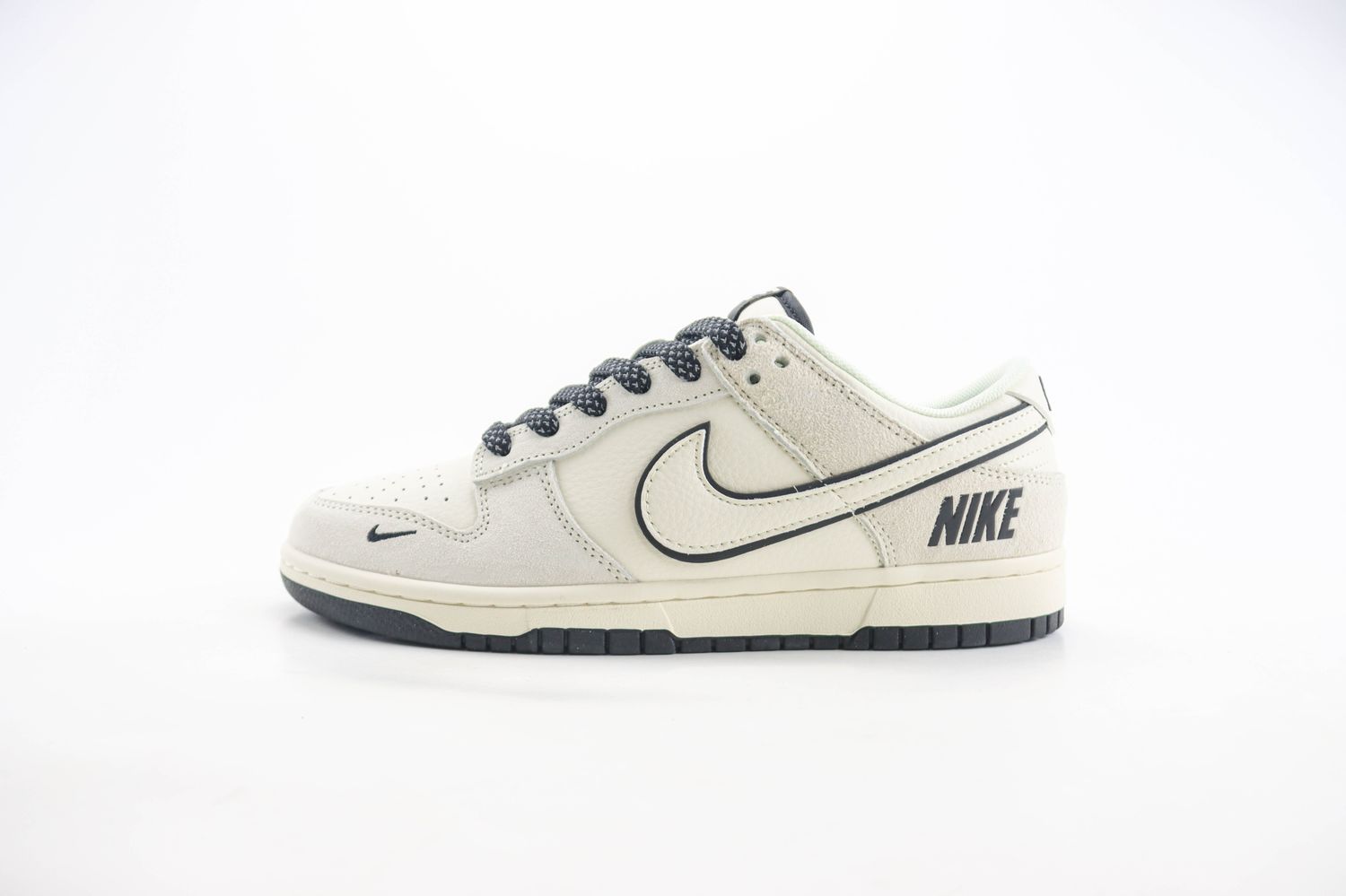  Nike SB Dunk Low x NIKE 01