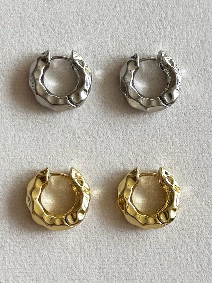 Textured small hoop earrings