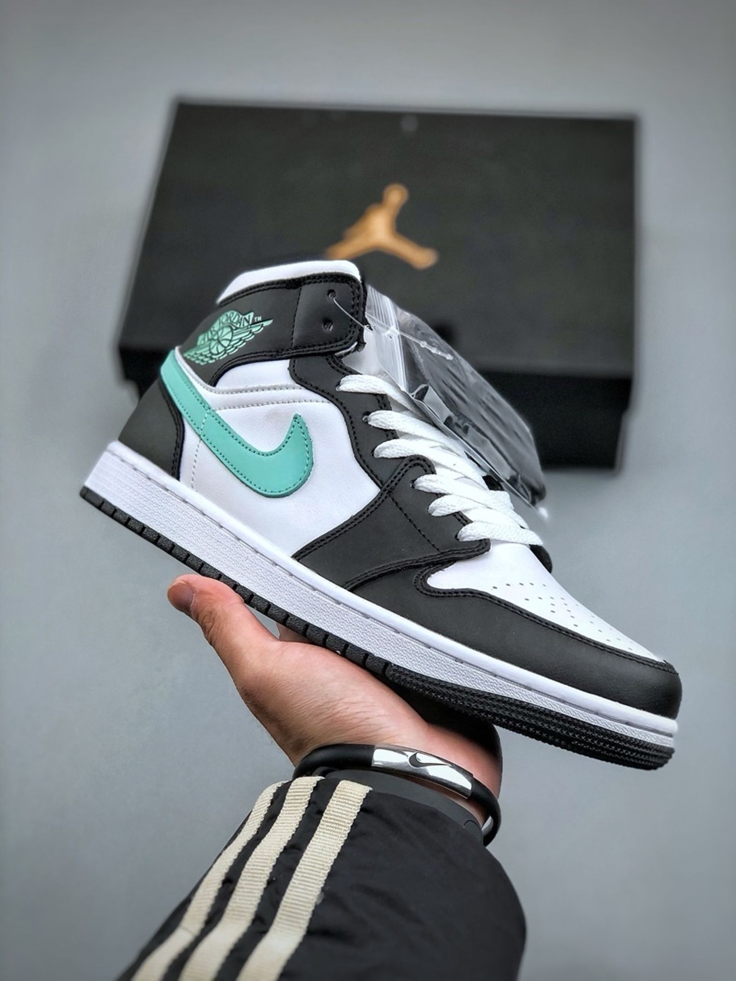 Air Jordan 1 Mid “Green Glow”