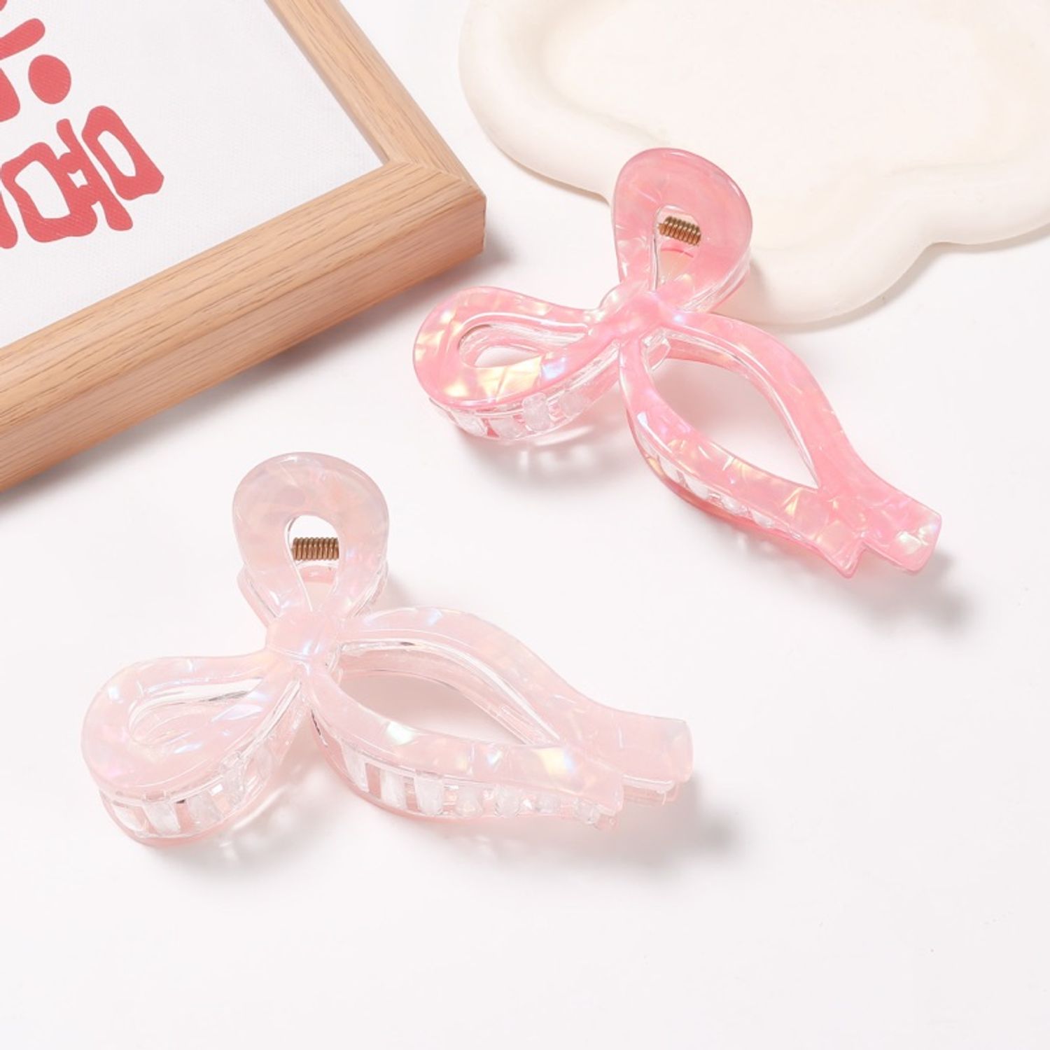 Bow claw clip