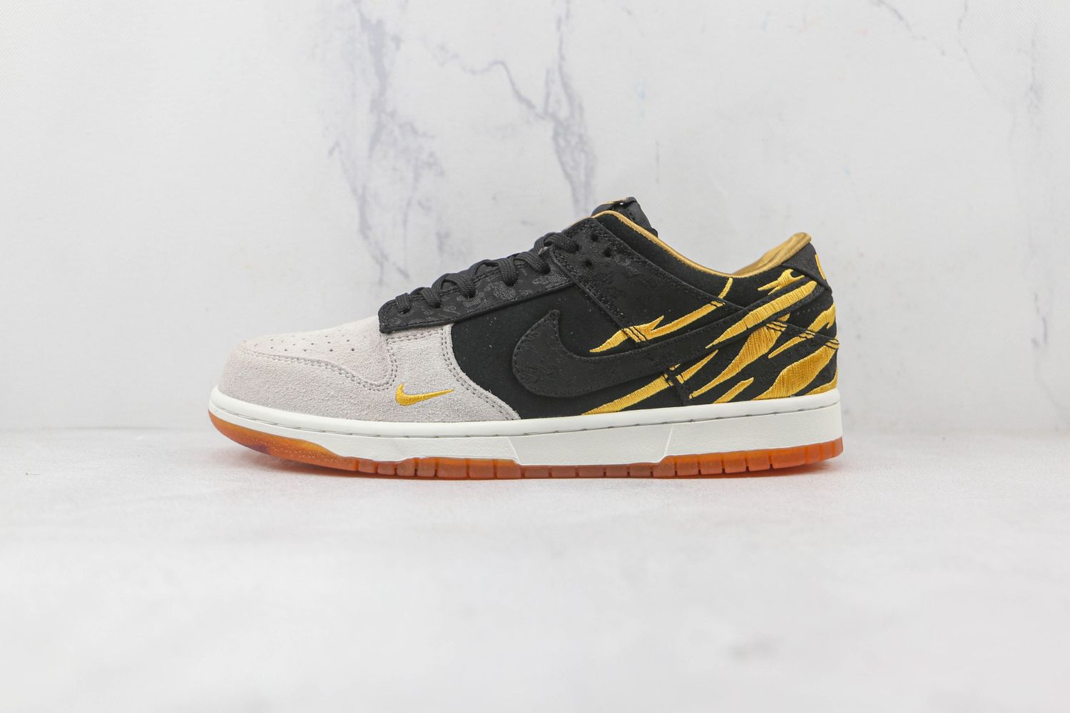 NIKE Dunk SB Low “God of Wealth”