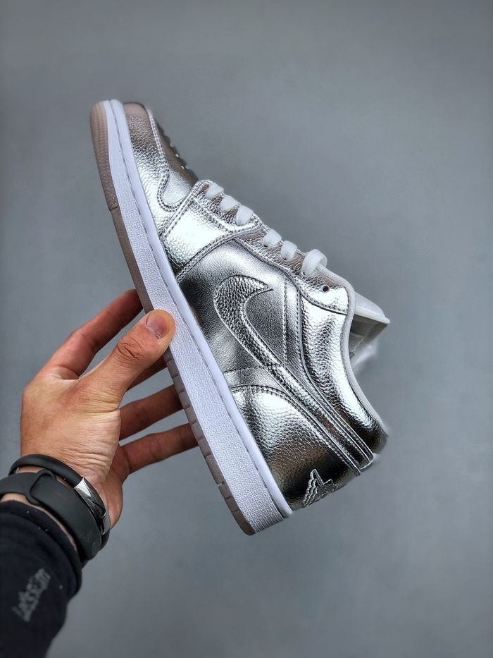 Jordan 1 Low "Metallic Silver”