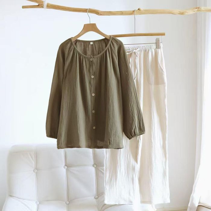 Зөөлөн муслин даавуун эмэгтэй