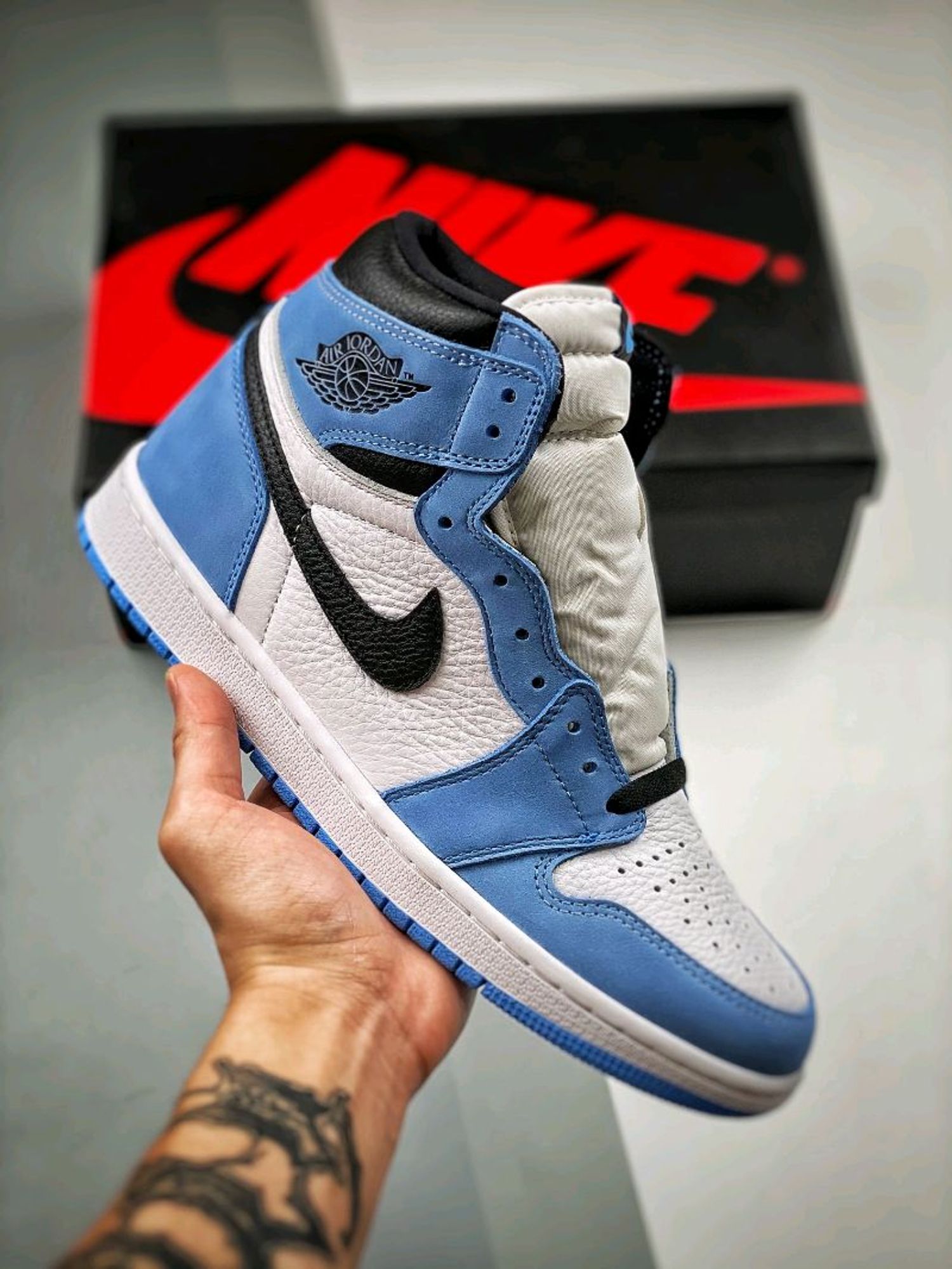 Jordan 1 Retro High OG "University blue"