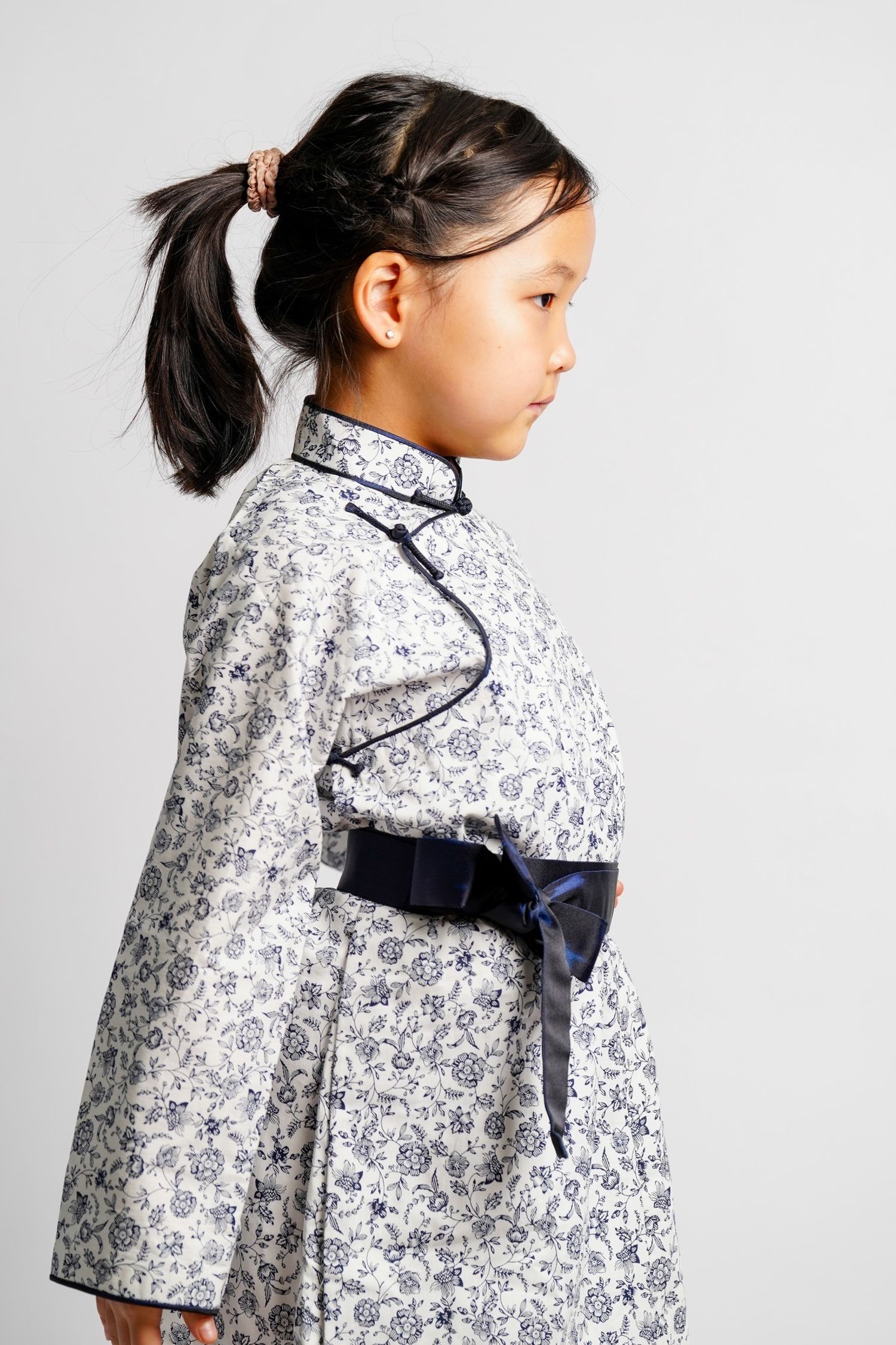 Хөх цэцэгтэй цагаан дээл